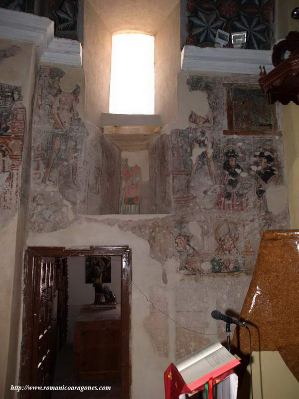 PRESBITERIO SUR: ACCESO A SACRISTA Y PINTURAS MURALES
